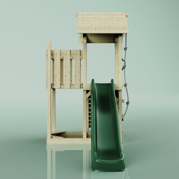 Holzspielturm mit Rutsche und Kletterseil
