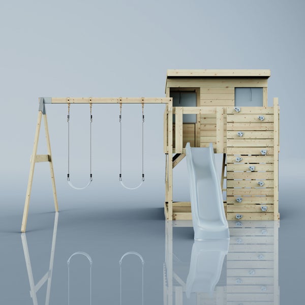 Spielturm aus Holz mit integriertem Spielhaus, zwei Schaukeln, Rutsche und Kletterwand.