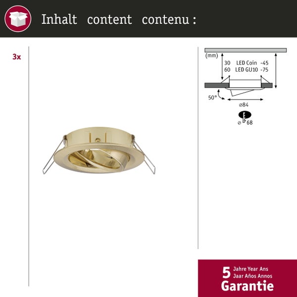 Wohnzimmer mit Sofa, Sessel, Fenster und Deckenleuchten für gemütliche Atmosphäre
