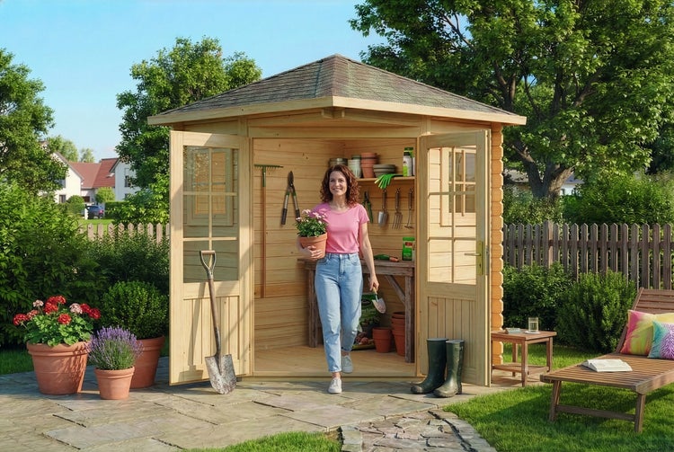Eck-Gartenhaus aus Holz mit Walmdach in einem hellen Garten, ausgestattet mit Regalen und Gartenwerkzeug.