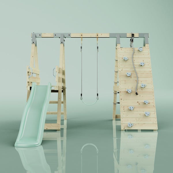 Spielturm aus Holz mit Wellenrutsche, Einzelschaukel und Kletterwand mit Klettersteinen und Seil.