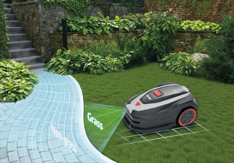 AL-KO Mähroboter in einem hellen Garten mit Steinelementen, zeigt die automatische Erkennung von Gras und anderen Untergründen.