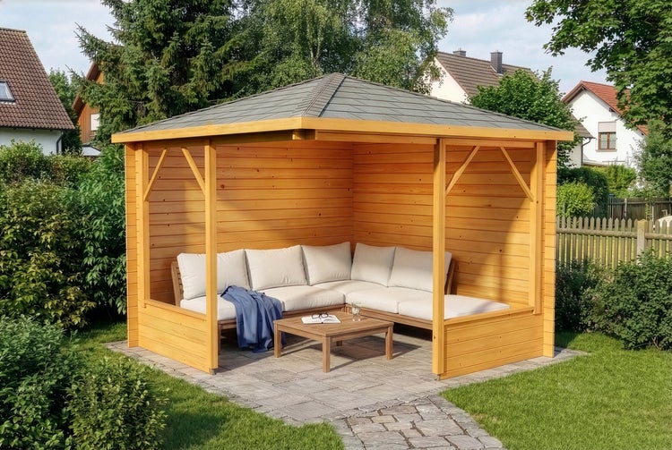 Moderner Holz-Gartenpavillon mit grauem Schindeldach, Ecklounge-Sofa mit hellen Polstern und Holztisch auf einer gepflasterten Terrasse im Garten.
