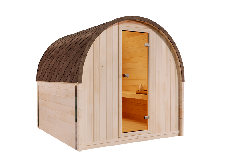 Moderne Fasssauna aus hellem Holz mit dunklem Schindeldach und Glastür, auf einer Terrasse im Garten platziert.