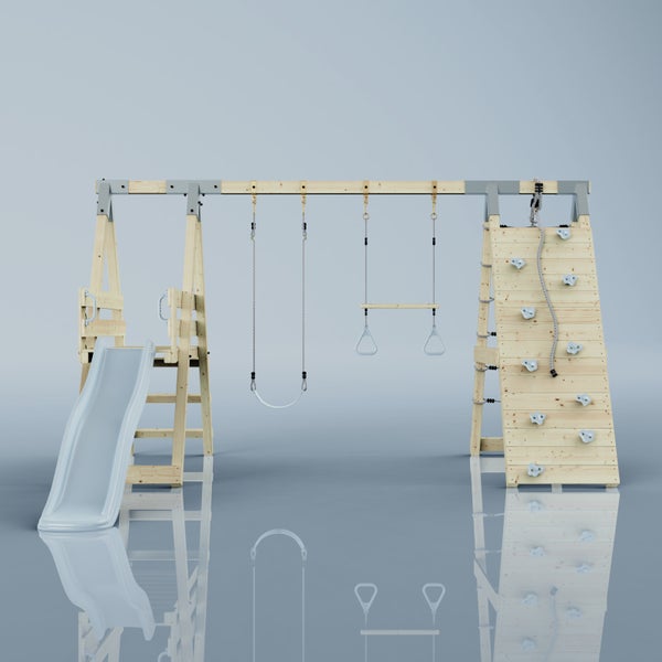 Spielturm aus Holz mit Rutsche, Schaukel, Trapezstange mit Ringen und Kletterwand mit Seil.