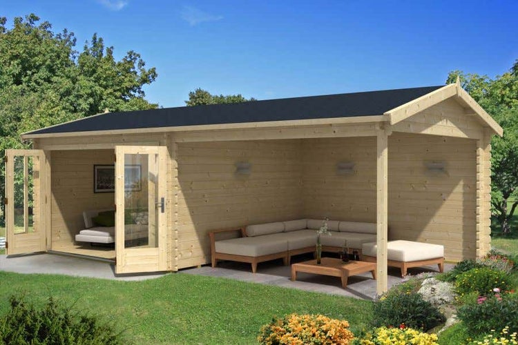 Großes Gartenhaus aus Holz mit Satteldach, Doppeltür mit Glaseinsätzen und einem integrierten, offenen Terrassenbereich mit Lounge-Möbeln im Garten.