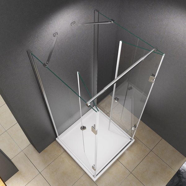 Quadratische Duschkabine aus Sicherheitsglas mit Metallbeschlägen und Wandstützen auf einer weißen Duschwanne in einem Badezimmer.