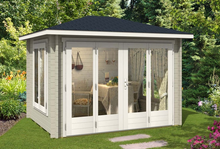 Modernes Gartenhaus aus Holz mit Walmdach, vierteiliger Glas-Falttür und Seitenfenstern, eingerichtet mit Tisch und Stühlen in einem hellen Garten.