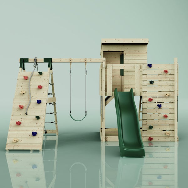 Spielturm aus Holz mit integriertem Spielhaus, Rutsche, Schaukel, Sandkasten und einem Kletterelement mit Netz.