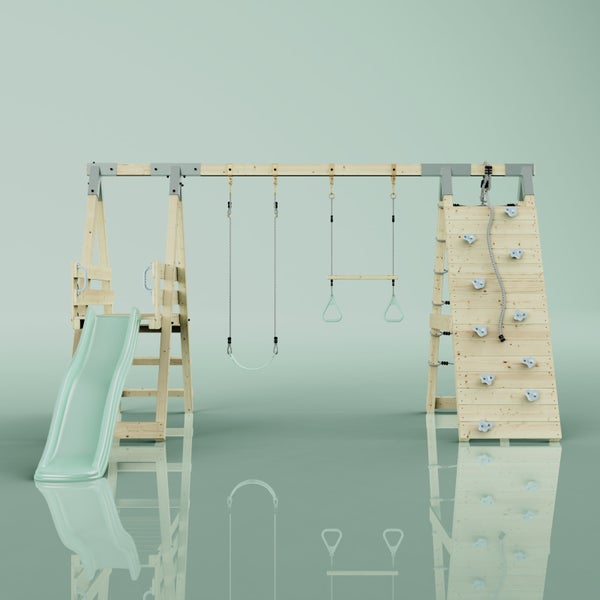 Kinderspielgerät aus Holz bestehend aus einer Rutsche, Schaukel, Trapezstange mit Ringen und einer Kletterwand mit Seil.
