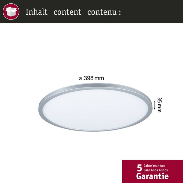 Wohnzimmer mit Sofa, Pflanzen, Lampen und Wanddekoration für ein gemütliches Ambiente