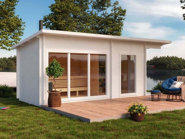 Modernes Gartenhaus als Sauna aus weißem Holz mit großer Glasfront und Holzterrasse am See.
