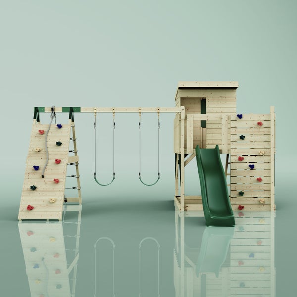 Spielturm aus Holz mit zwei Schaukeln, einer grünen Wellenrutsche und einer Kletterwand mit bunten Griffen für den Garten.