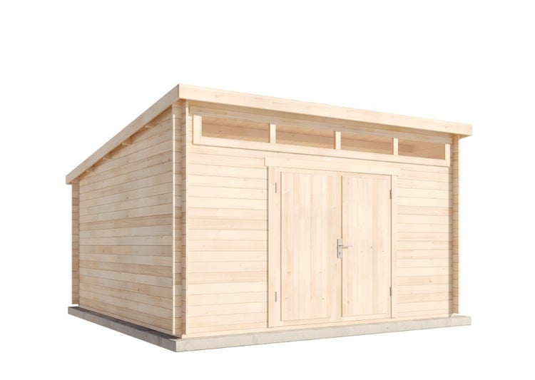 Innenansicht eines hellen Gartenhauses aus Holz mit Sofa, Sessel, Esstisch und Sideboard in organisierter Atmosphäre.