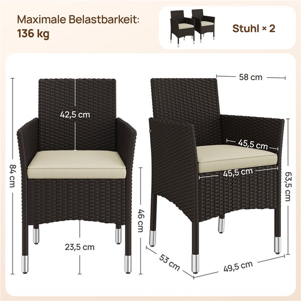 Zwei dunkelbraune Gartenstühle in Rattan-Optik mit beigen Sitzkissen und Maßangaben. Höhe 84 Zentimeter, Breite 58 Zentimeter, Last 136 Kilogramm.